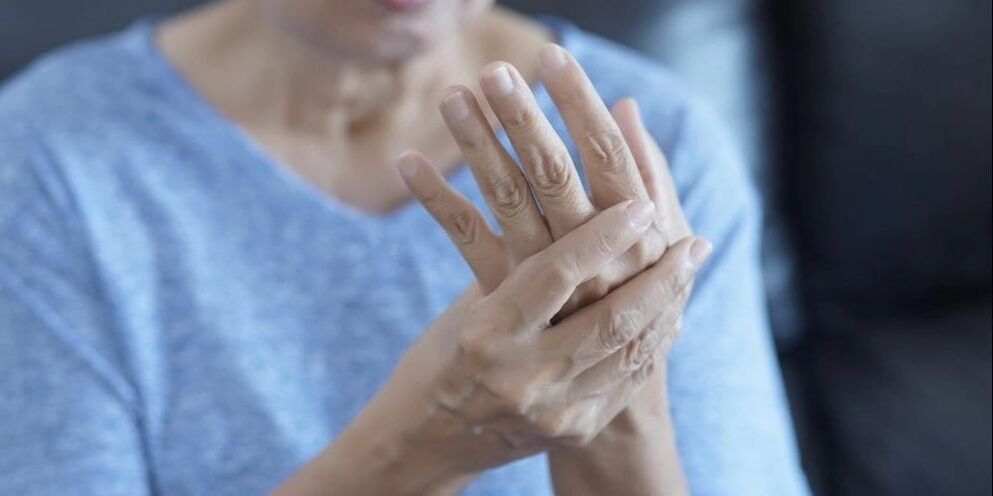 Osteoartrita se manifestă prin spasme musculare, umflături ușoare și dureri în articulațiile degetelor.